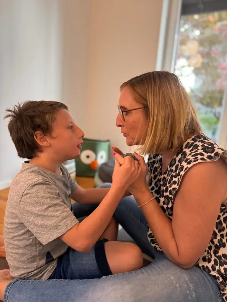 Nina Mittelstädter bei der Schlucktherapie mit einem Kind in Ober-Ramstadt – Atem- und Muskelübungen zur Verbesserung der Schluckfunktion