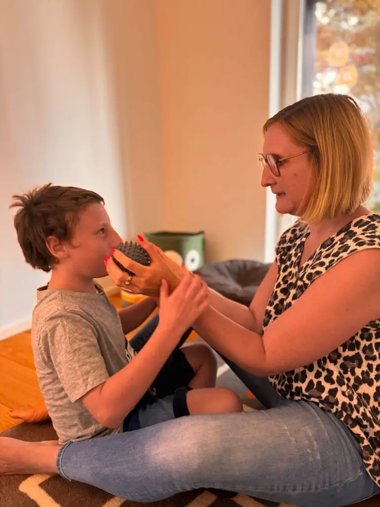 Logopädin Nina Mittelstädter arbeitet in der Schlucktherapie mit einem Kind in ihrer Praxis in Ober-Ramstadt – gezielte Übungen mit Therapiematerial