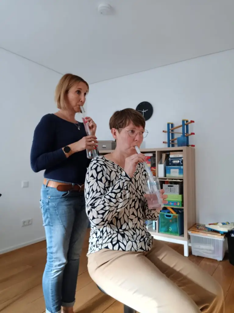 Logopädin Nina Mittelstädter bei der Stimmtherapie in Ober-Ramstadt mit der Lax Vox Methode zur Stimmkräftigung