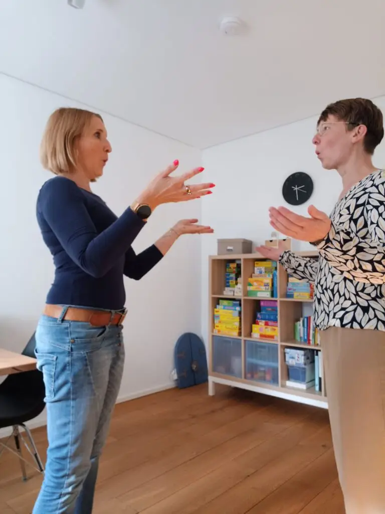 Logopädin Nina Mittelstädter bei einer Stimmtherapie mit einer erwachsenen Patientin in Ober-Ramstadt – Atem- und Stimmübungen