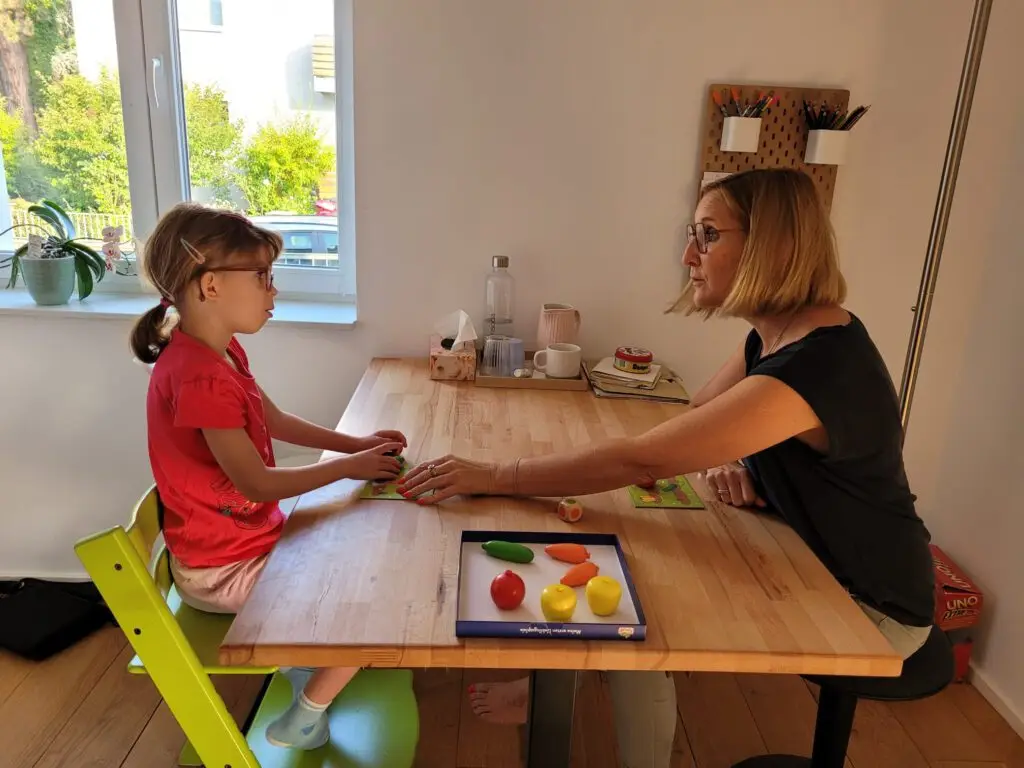 Logopädin arbeitet mit einem Kind in der Sprachtherapie in Ober-Ramstadt