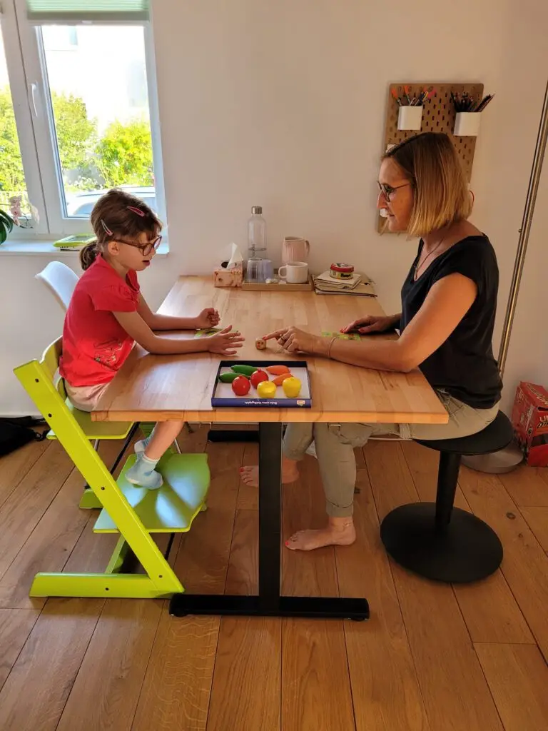 Logopädin Nina Mittelstädter bei Sprachtherapie mit Kind in ihrer Praxis Ober-Ramstadt