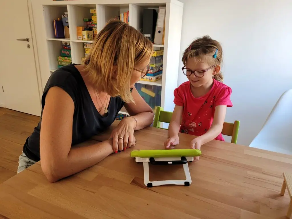 Logopädin bei der Sprachtherapie mit einem Kind in Ober-Ramstadt