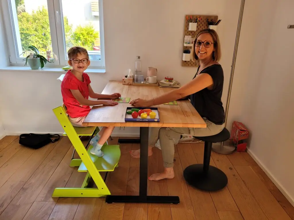 Logopädin Nina Mittelstädter mit Kind bei einer fröhlichen Sprachtherapie in Ober-Ramstadt