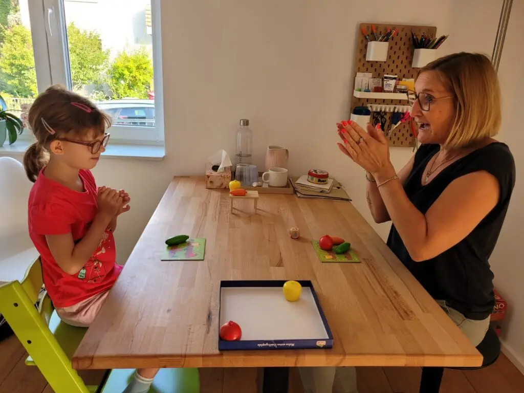 Logopädin übt spielerisch mit einem Kind in der Sprachtherapie in Ober-Ramstadt